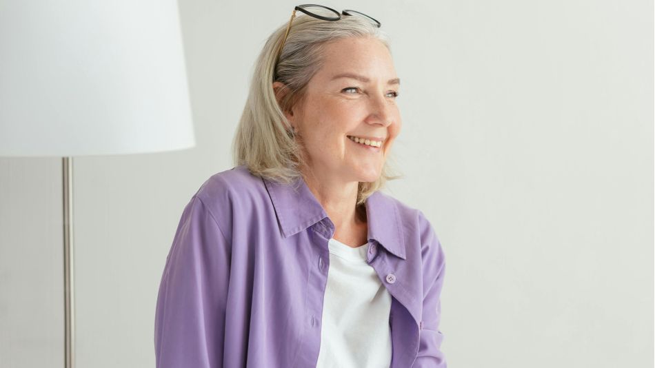 Ein Porträt einer mittelalten Frau, die zuversichtlich und gelassen wirkt.