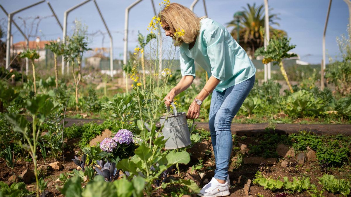 Mujer madura confiada interactuando con su familia