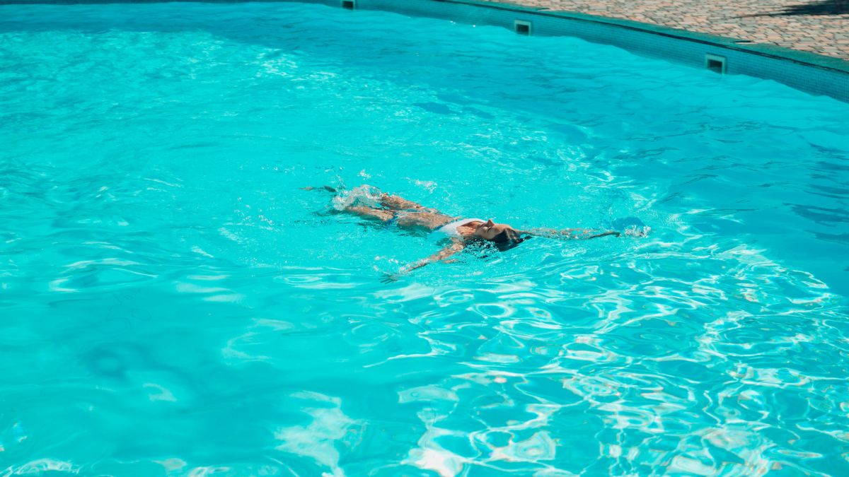 Frau schwimmt in einem klaren gechlorten Pool