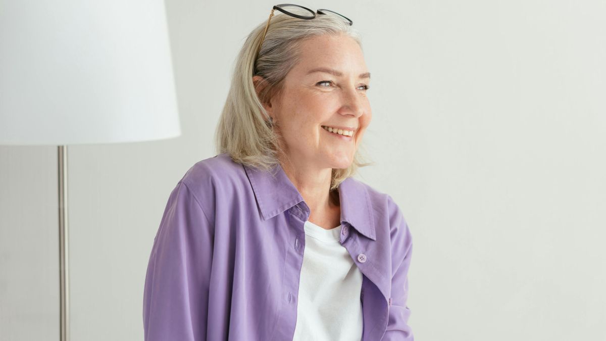 Un retrato de una mujer de mediana edad que se ve segura y tranquila.