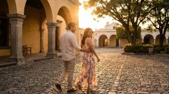 Un hombre seguro mostrando liderazgo protector y tradicional durante una cita.