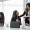 Mujeres colaborando profesionalmente en una reunión