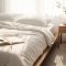 Dormitorio minimalista con diario y luz natural que representa la vida intencional.