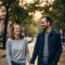 Couple se tenant la main et souriant en marchant ensemble