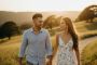 Una pareja caminando junta, simbolizando el camino esperanzador y compartido de la comprensión de la fertilidad.