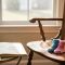 Une chaise avec des chaussettes et un mot « Tu vas me manquer » près d'une fenêtre, en souvenir d'une perte de grossesse