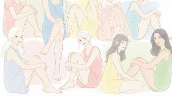 Illustration douce aux pastels représentant des femmes assises avec pudeur, symbolisant le confort avec l'apparence de son corps.